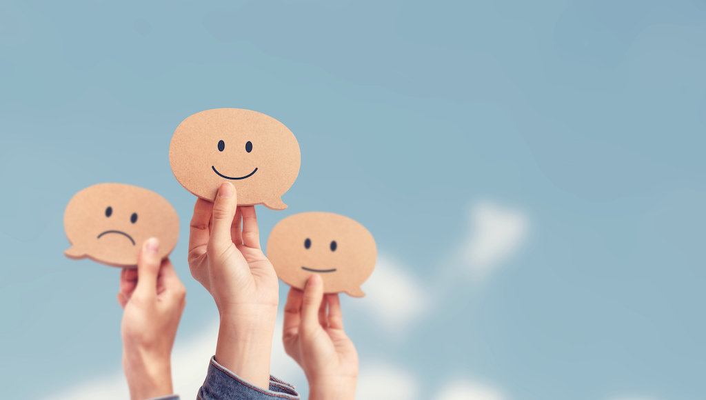 caras-sonrientes-sujetadas-con-la-mano